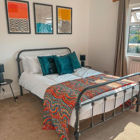 Staybynumbers - Spacious Three Bed House Royal Hillsborough Exterior foto