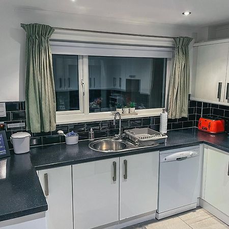 Staybynumbers - Spacious Three Bed House Royal Hillsborough Exterior foto