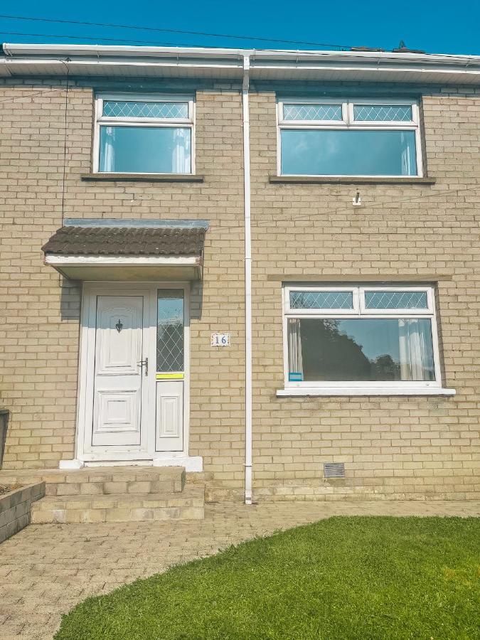 Staybynumbers - Spacious Three Bed House Royal Hillsborough Exterior foto