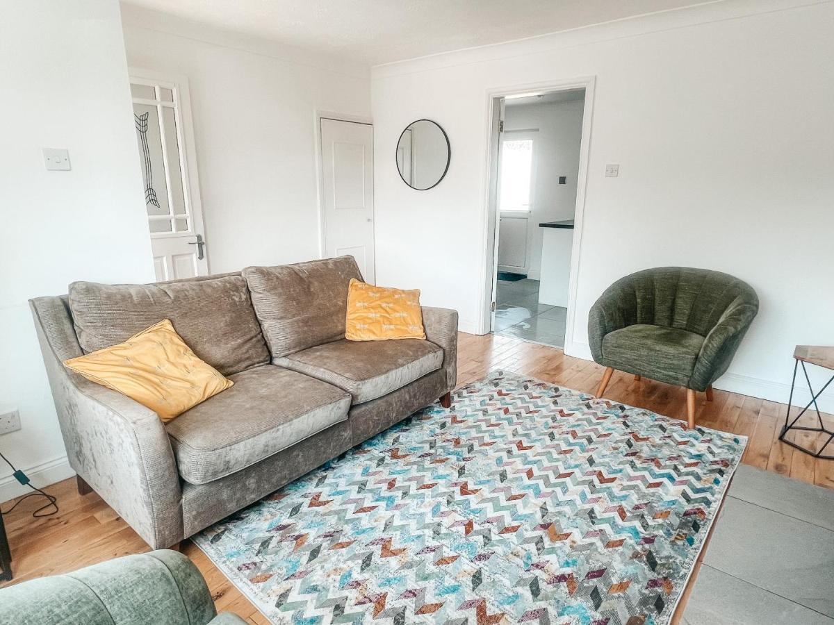 Staybynumbers - Spacious Three Bed House Royal Hillsborough Exterior foto