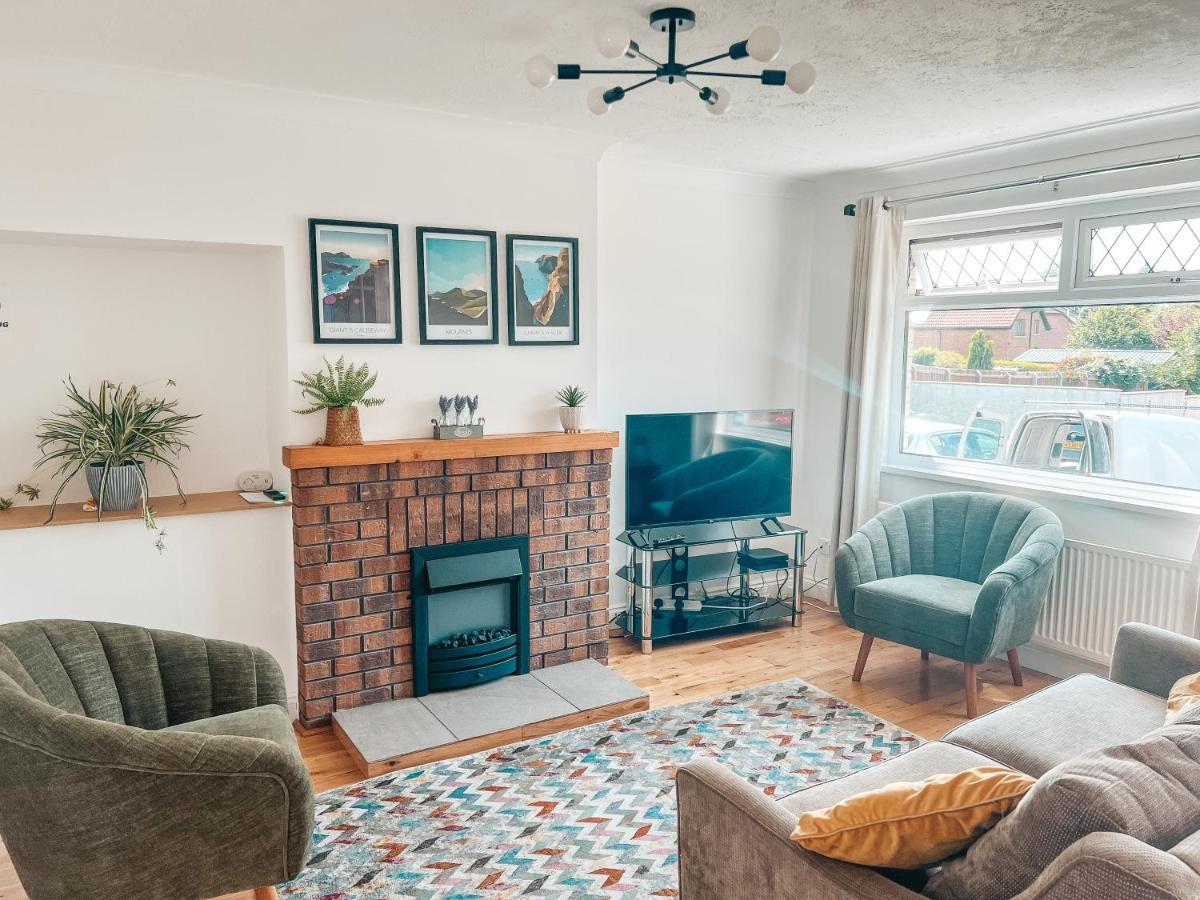 Staybynumbers - Spacious Three Bed House Royal Hillsborough Exterior foto