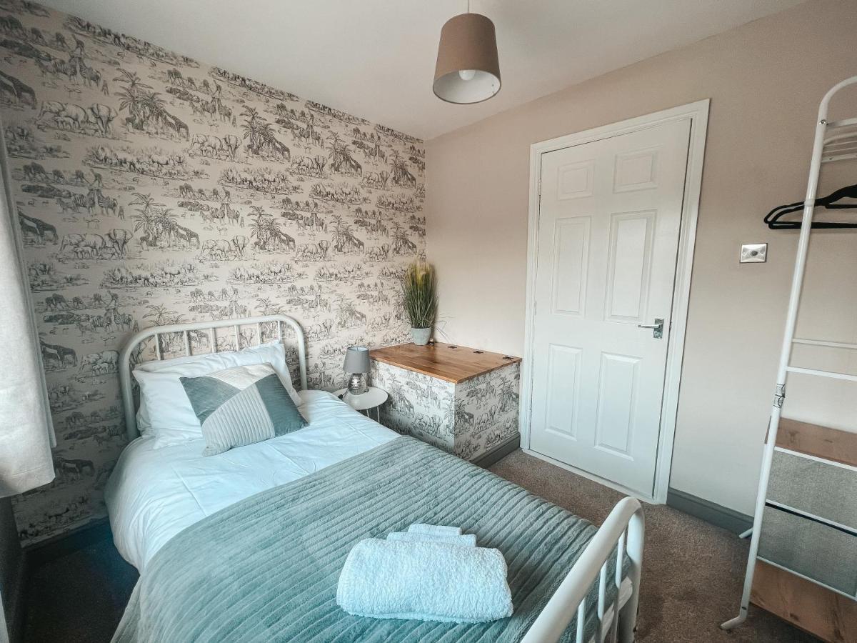 Staybynumbers - Spacious Three Bed House Royal Hillsborough Exterior foto