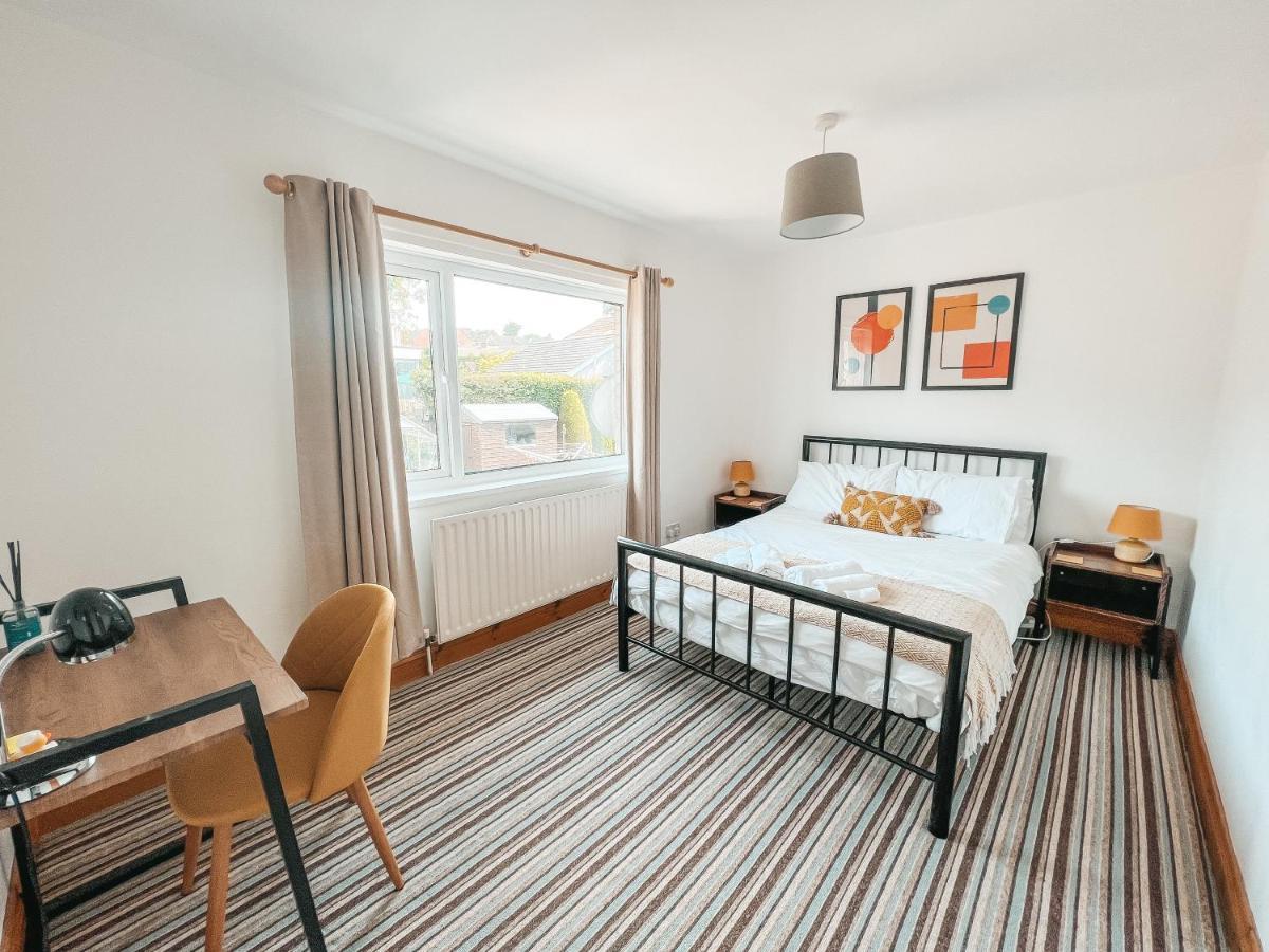Staybynumbers - Spacious Three Bed House Royal Hillsborough Exterior foto