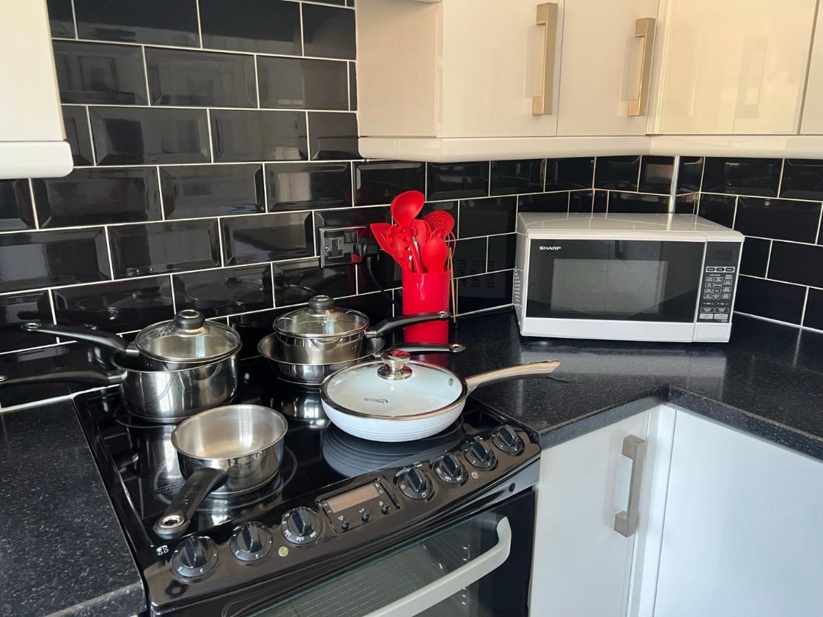 Staybynumbers - Spacious Three Bed House Royal Hillsborough Exterior foto