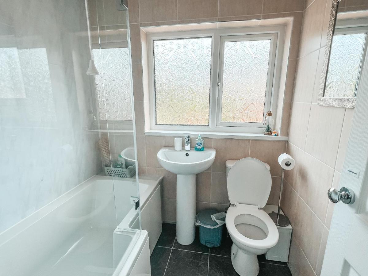 Staybynumbers - Spacious Three Bed House Royal Hillsborough Exterior foto