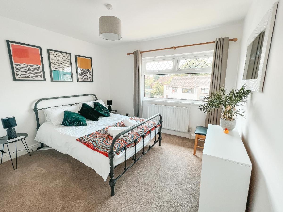Staybynumbers - Spacious Three Bed House Royal Hillsborough Exterior foto