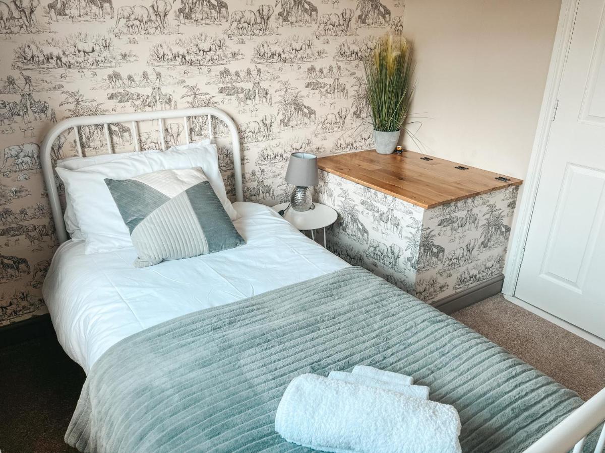Staybynumbers - Spacious Three Bed House Royal Hillsborough Exterior foto