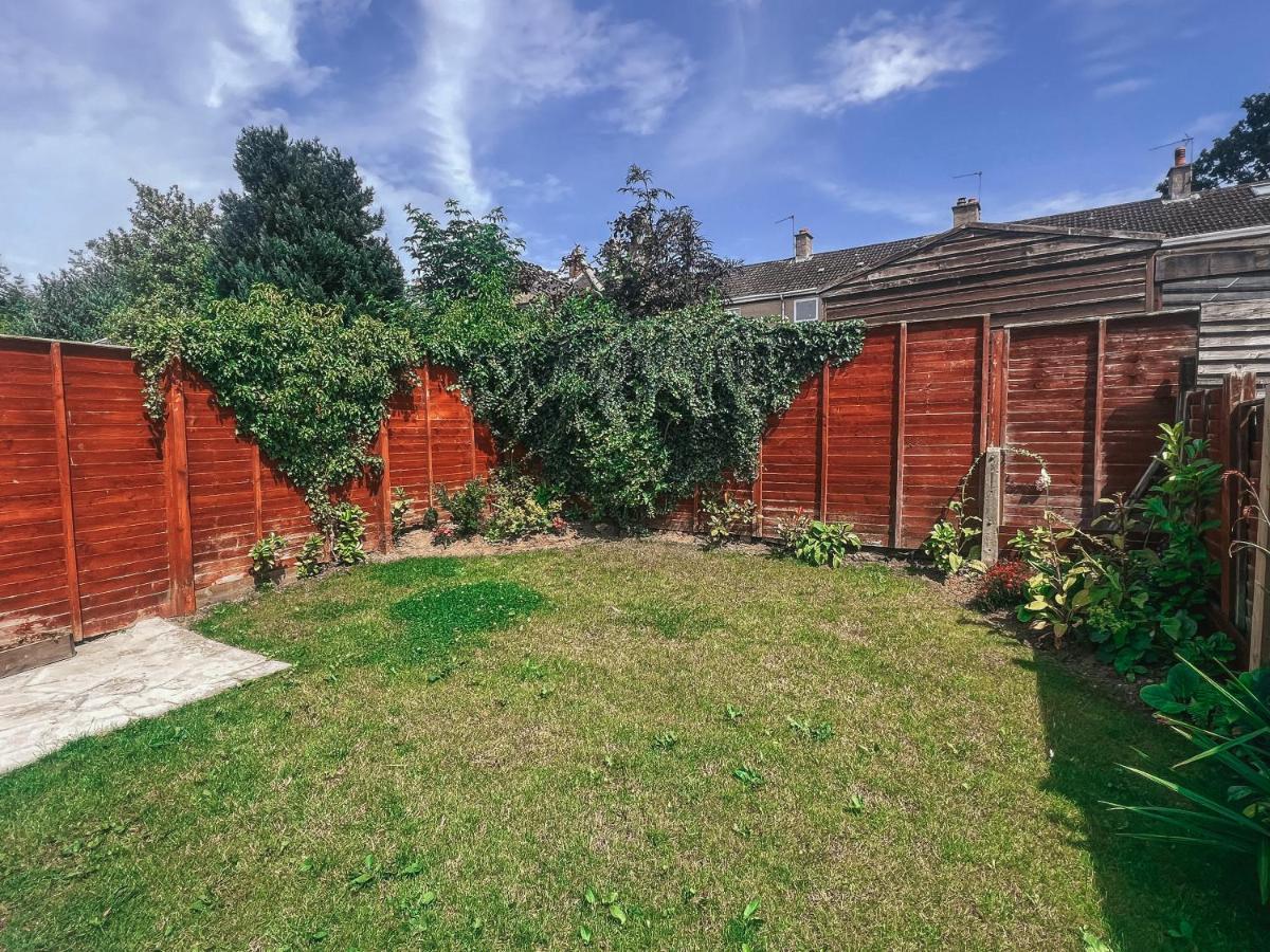 Staybynumbers - Spacious Three Bed House Royal Hillsborough Exterior foto