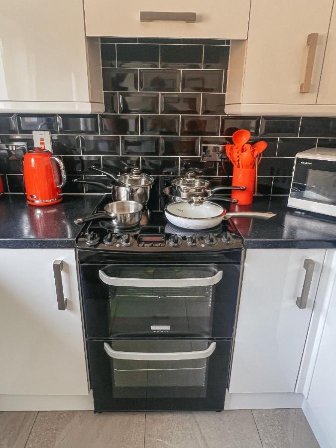 Staybynumbers - Spacious Three Bed House Royal Hillsborough Exterior foto