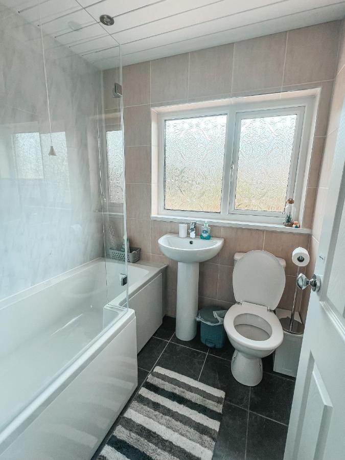 Staybynumbers - Spacious Three Bed House Royal Hillsborough Exterior foto