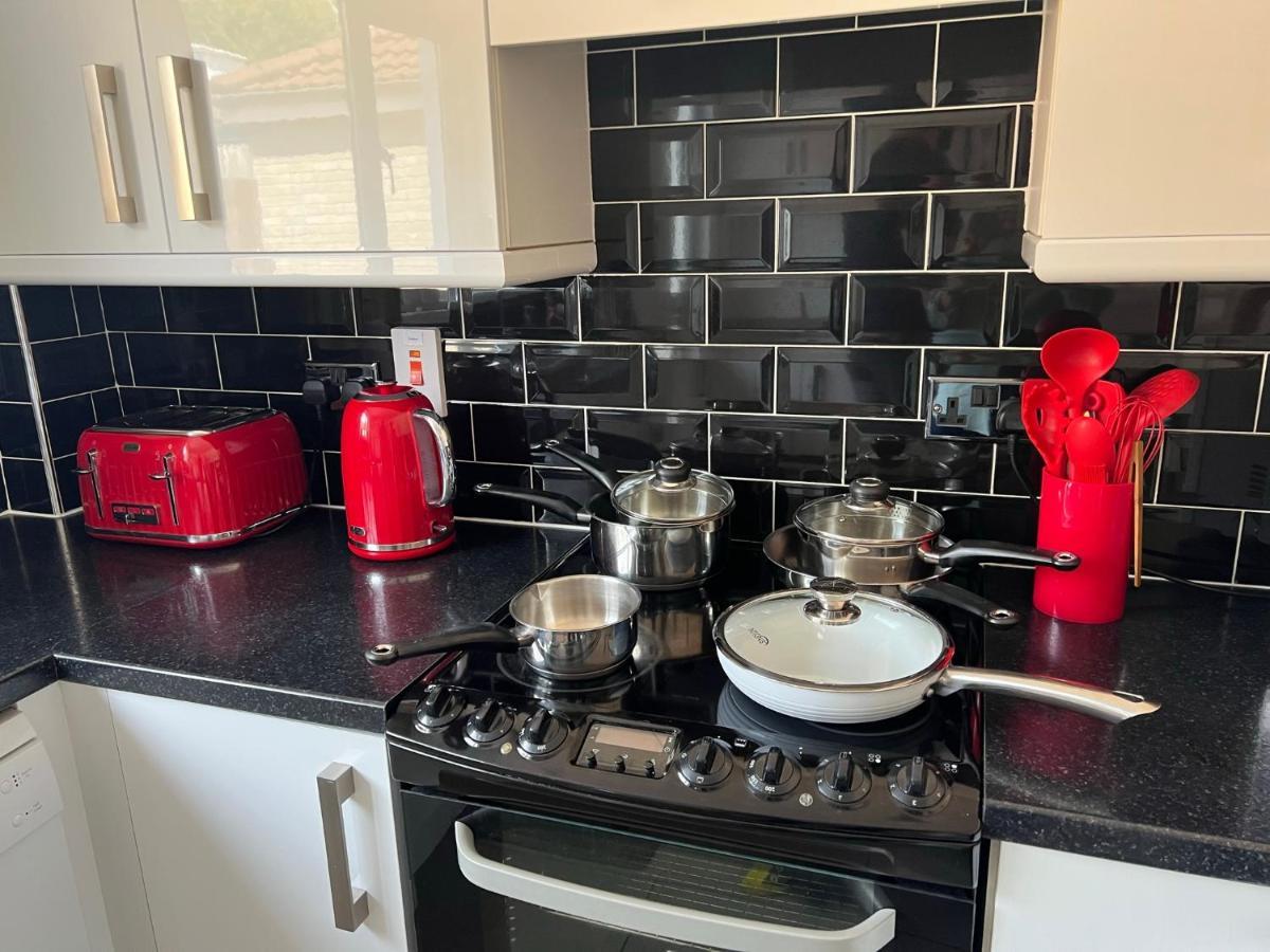 Staybynumbers - Spacious Three Bed House Royal Hillsborough Exterior foto