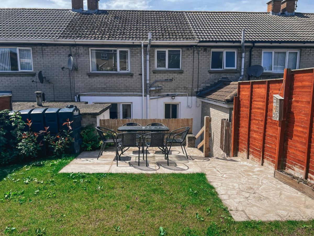 Staybynumbers - Spacious Three Bed House Royal Hillsborough Exterior foto