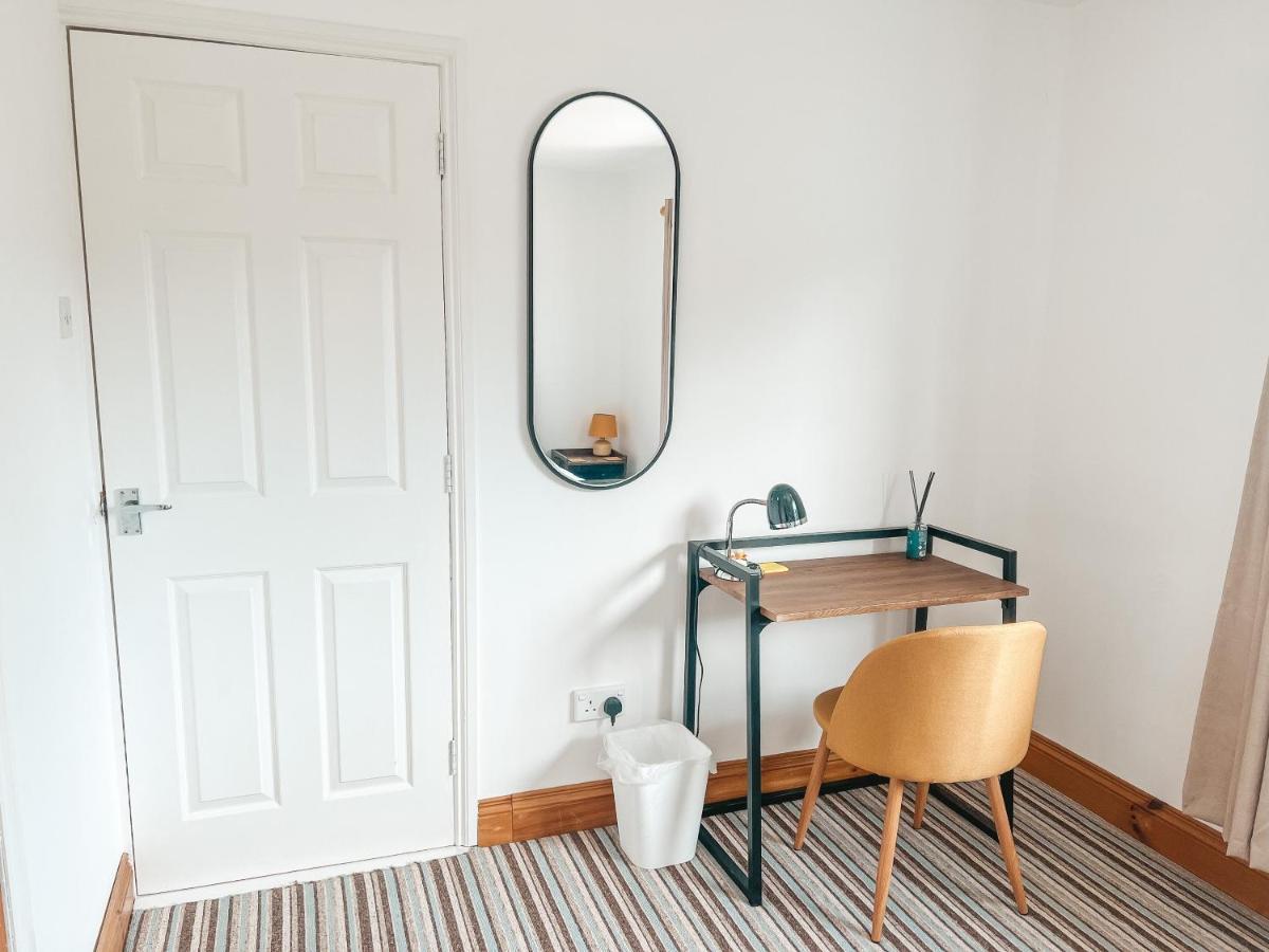 Staybynumbers - Spacious Three Bed House Royal Hillsborough Exterior foto
