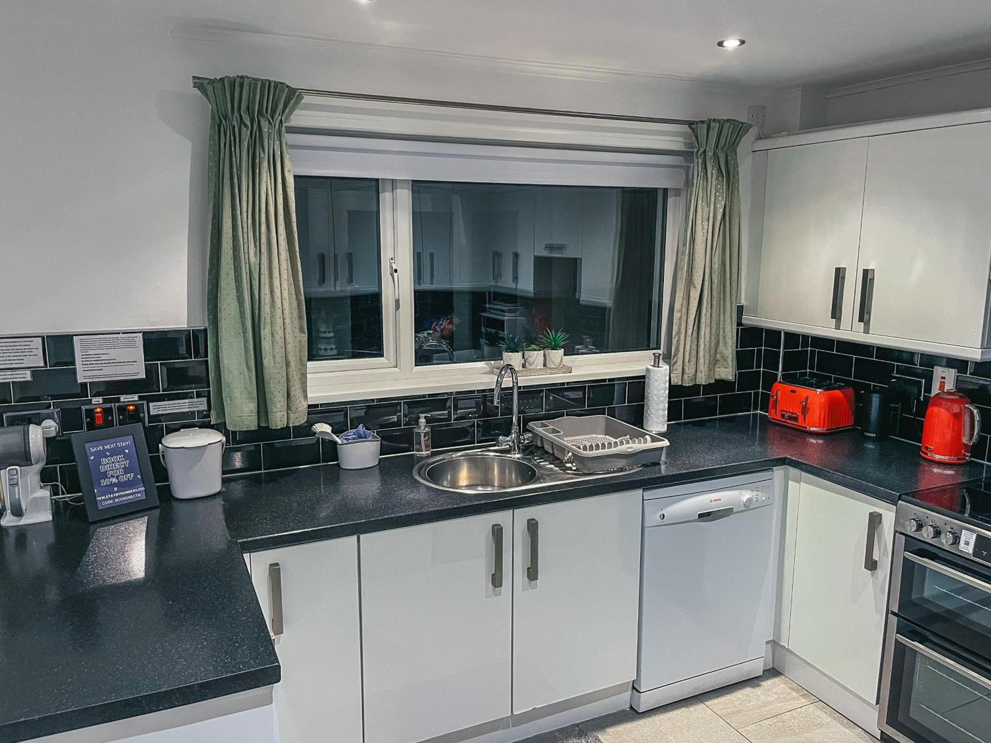 Staybynumbers - Spacious Three Bed House Royal Hillsborough Exterior foto